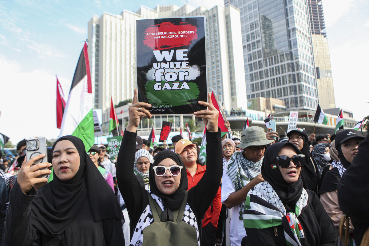 يحمل النشطاء لافتات وترديد شعارات مكافحة إسرائيل خلال مسيرة تضامن للفلسطينيين في جاكرتا ، إندونيسيا ، في 15 يونيو 2025 (لاعب Rudianto - وكالة Anadolu)