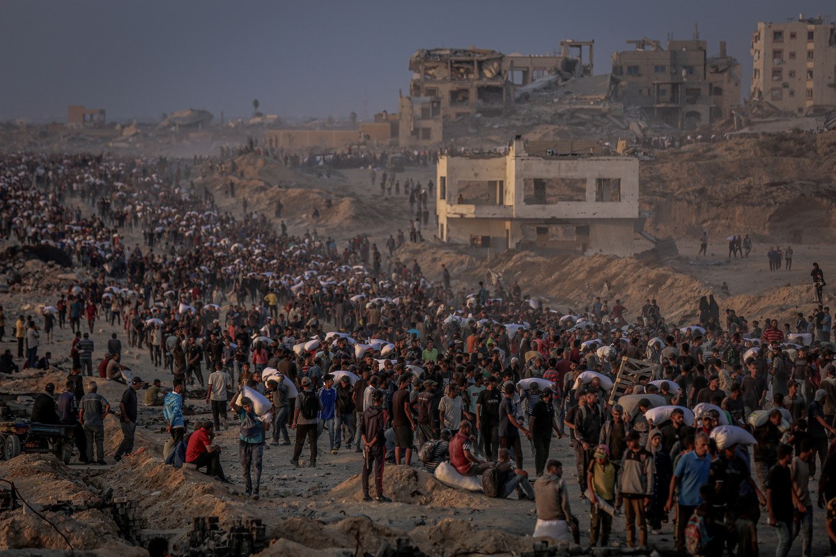 يتدفق الفلسطينيون إلى مركز الإغاثة الذي أنشأته الولايات المتحدة ومؤسسة غزة الإنسانية التي تقودها إسرائيل على الطريق الساحلي في منطقة السودانية لتلقي حزمة الطعام في مدينة غزة الشمالية ، غزة في 17 يونيو 2025. (سعيد MMT Jaras - وكالة Anadolu)