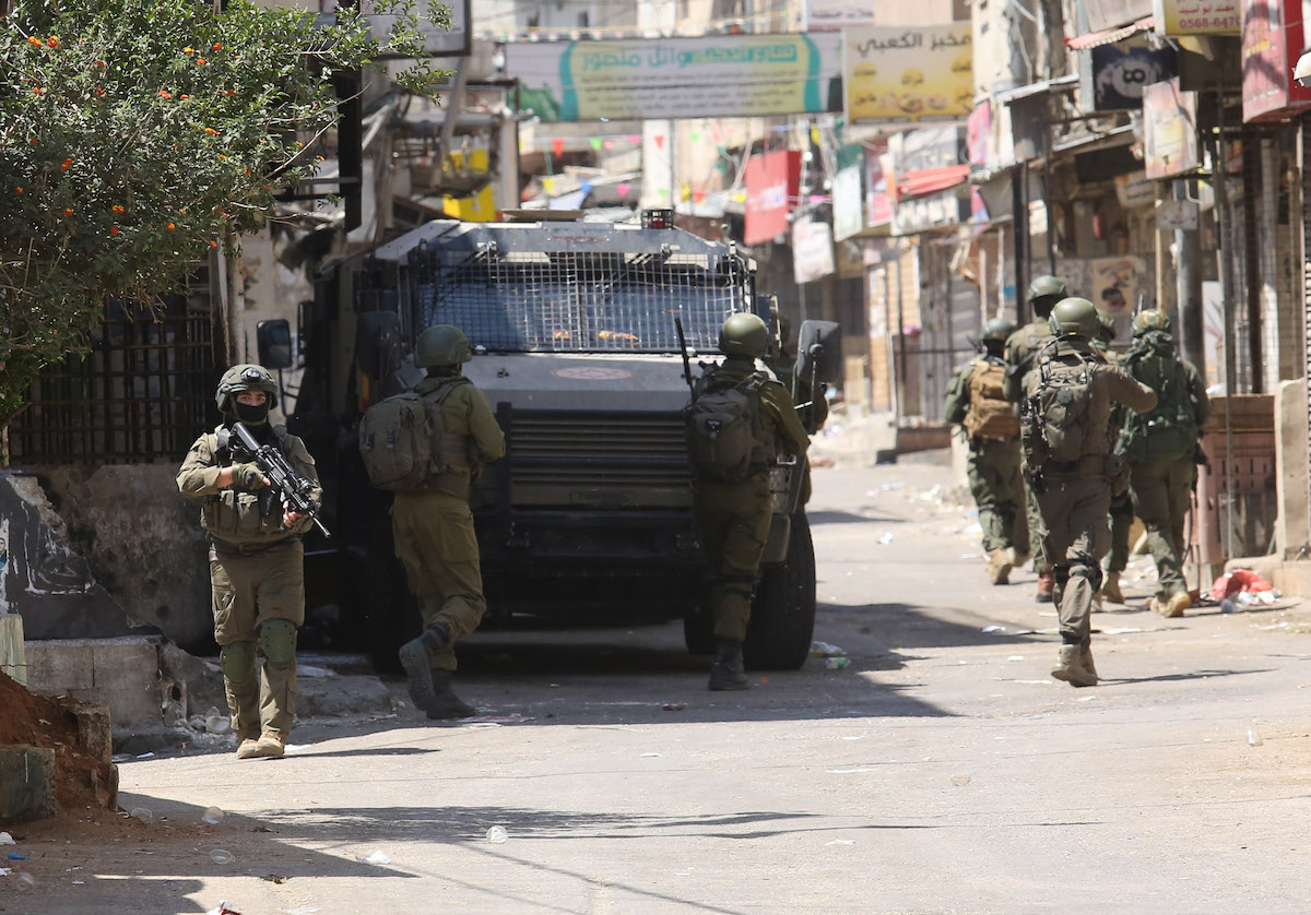 احتجزت القوات الإسرائيلية الفلسطينيين خلال غاراتهم في معسكر بالاتا في نابلوس ، الضفة الغربية في 18 يونيو 2025.