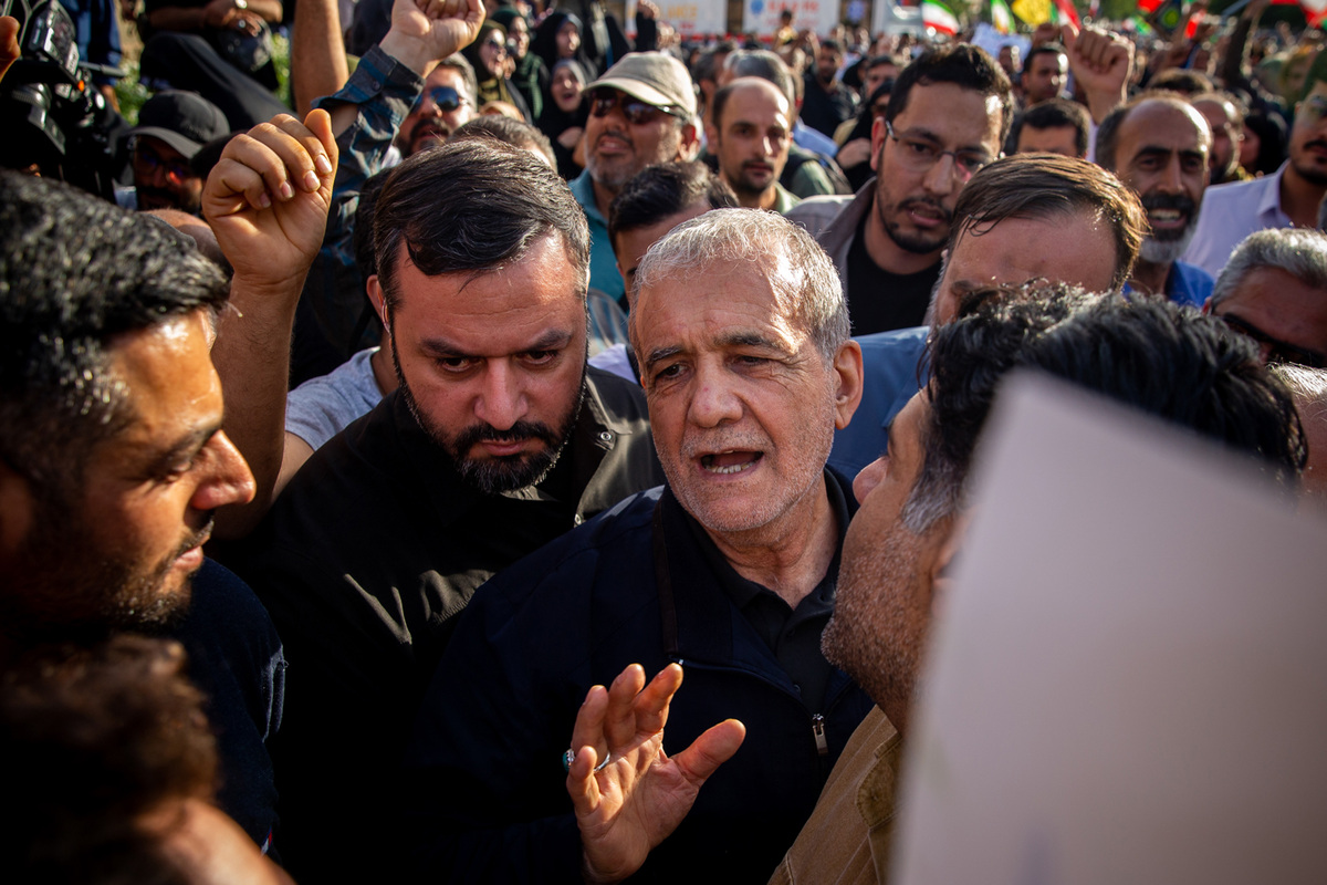 ينضم الرئيس الإيراني ماسود بيزيشكيان إلى الأشخاص الذين يتجمعون في ميدان الثورة ، مطالبين بالهجمات المستمرة على إسرائيل والرد على الهجمات الأمريكية بعد الهجوم الأمريكي على ثلاثة منشآت نووية إيرانية في طهران ، إيران في 22 يونيو 2025.