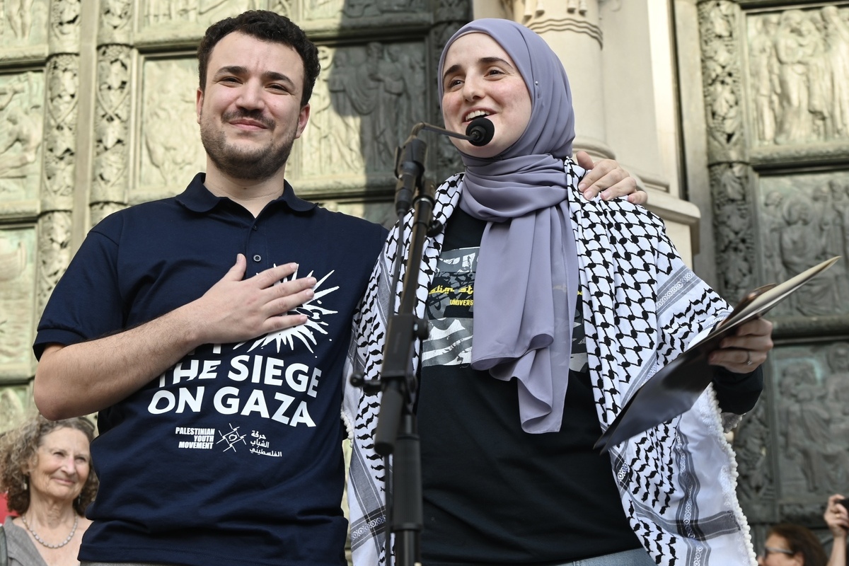 يتحدث الناشط الفلسطيني محمود خليل الذي أطلق سراحه من احتجاز الجليد وزوجته نور عبد الله ويشاركون في تجمع في خطوات كاتدرائية القديس يوحنا الإلهية في مانهاتن ، نيويورك ، الولايات المتحدة يوم الأحد ، 22 يونيو ، 2025 (كايل مازا - وكالة Anadoluu)