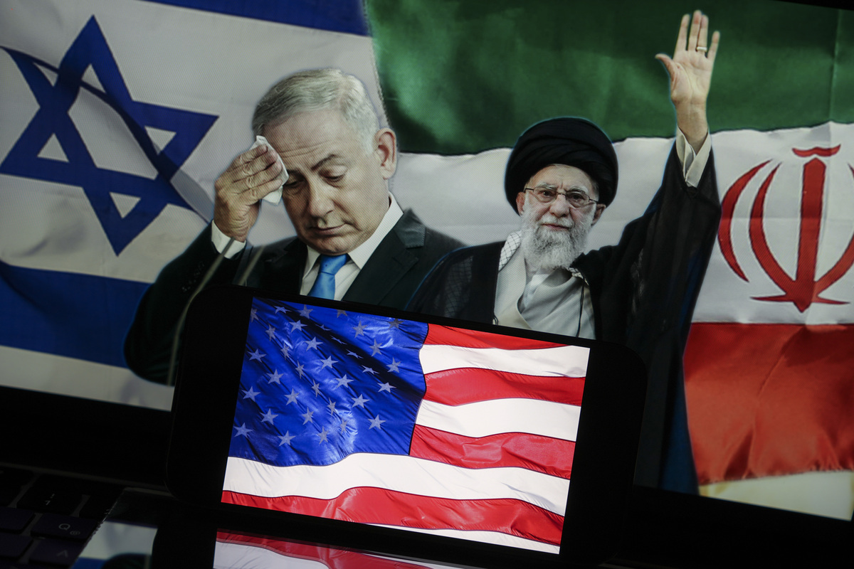 في هذا التوضيح الصورة ، شوهد الزعيم الأعلى الإيراني آية الله علي خامني ورئيس الوزراء الإسرائيلي بنيامين نتنياهو خلف العلم الأمريكي ، مع عرضهم جميعًا على شاشات ، في أنقرة ، تركي في 24 يونيو 2025.