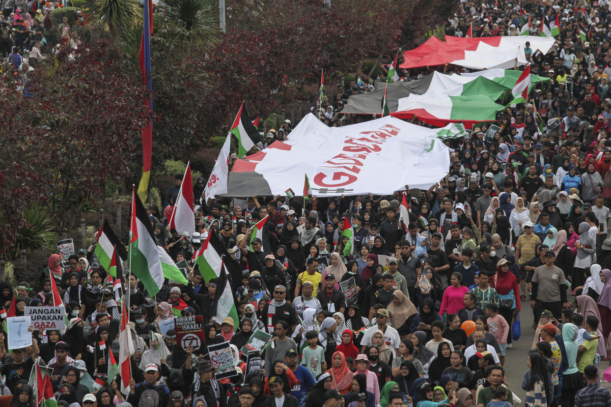 يشارك الناشطون في مسيرة تضامن لفلسطين في ديبوك ، غرب جاوة ، إندونيسيا ، في 29 يونيو 2025.
