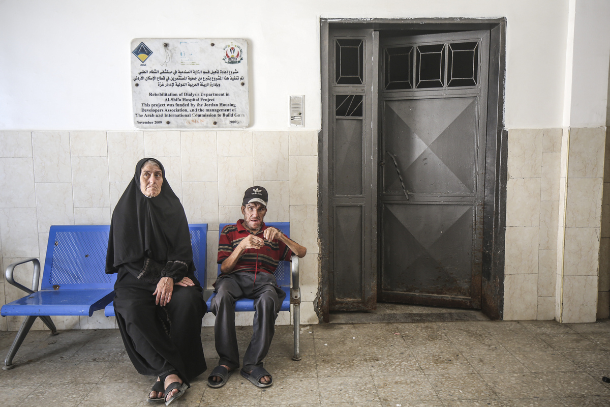 ينتظر المرضى في مستشفى الشيفا ، حيث أصبح قسم أمراض الكلى غير عملي بسبب نقص الوقود ، يوضح تأثير الحصار الإسرائيلي على قطاع غزة وإغلاق المعابر الحدودية ، التي منعت توصيل الوقود وتسبب في توقف الإدارة ، في 1 يوليو 2025 في مدينة غزة ، غزة. (Mahmoud ̇ssa - ANADOLU Agency)