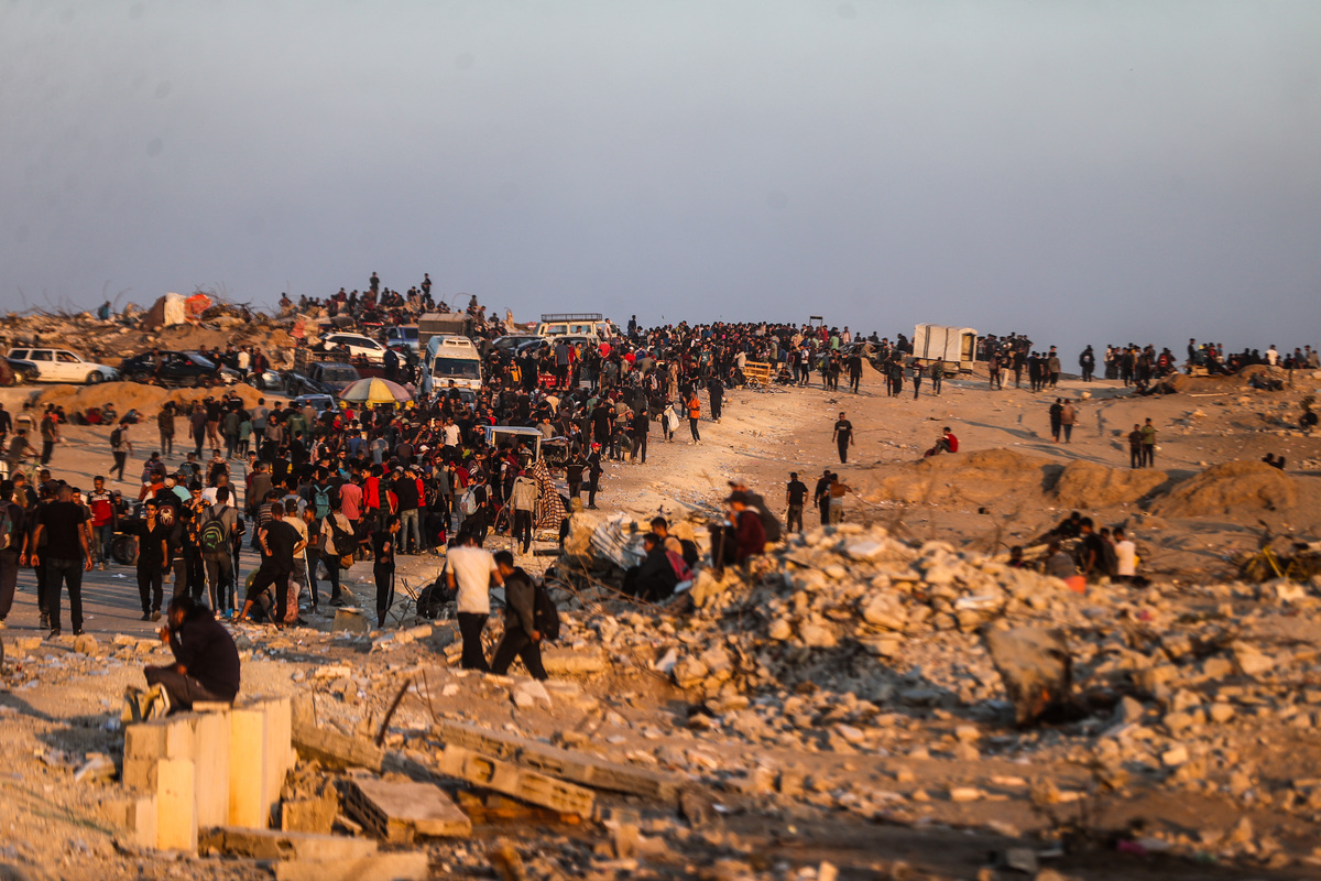 يتجمع الفلسطينيون الذين يواجهون نقصًا في الطعام لتلقي المساعدات الإنسانية ليتم تسليمهم من خلال ممر Netzarim في قطاع غزة الوسطى في 02 يوليو 2025. (علي جاد الله - وكالة Anadolu)