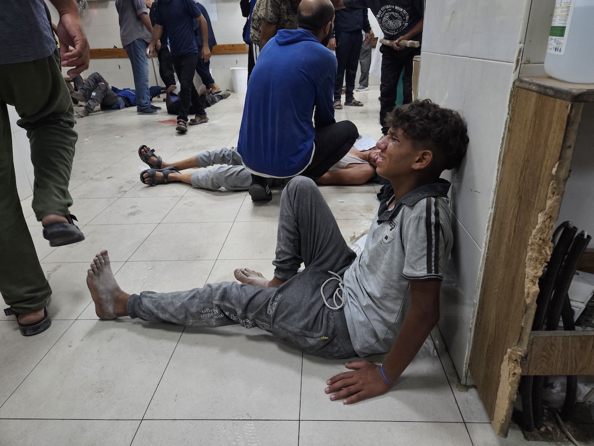 يتم إحضار الأشخاص ، الذين أصيبوا في هجمات إسرائيلية على منطقة أسدا ، حيث كان هناك مجموعة من الفلسطينيين لتلقي مساعدة الدقيق ، إلى مستشفى ناصر للعلاج في خان يونيس ، غزة في 2 يوليو 2025.