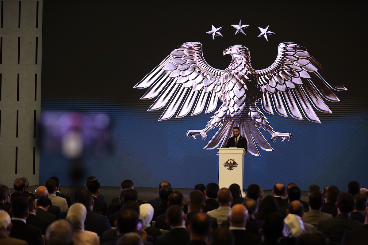 يلقي الرئيس السوري أحمد الشارا خطابًا خلال حفل في القصر الرئاسي في دمشق ، سوريا ، في 3 يوليو 2025 ، حيث تم الكشف عن الشعار الوطني الجديد في البلاد بعد سقوط نظام BAATH الذي يبلغ طوله 61 عامًا وبداية عملية إعادة البناء الوطنية. (̇zettin Kasım - ANADOLU Agency)