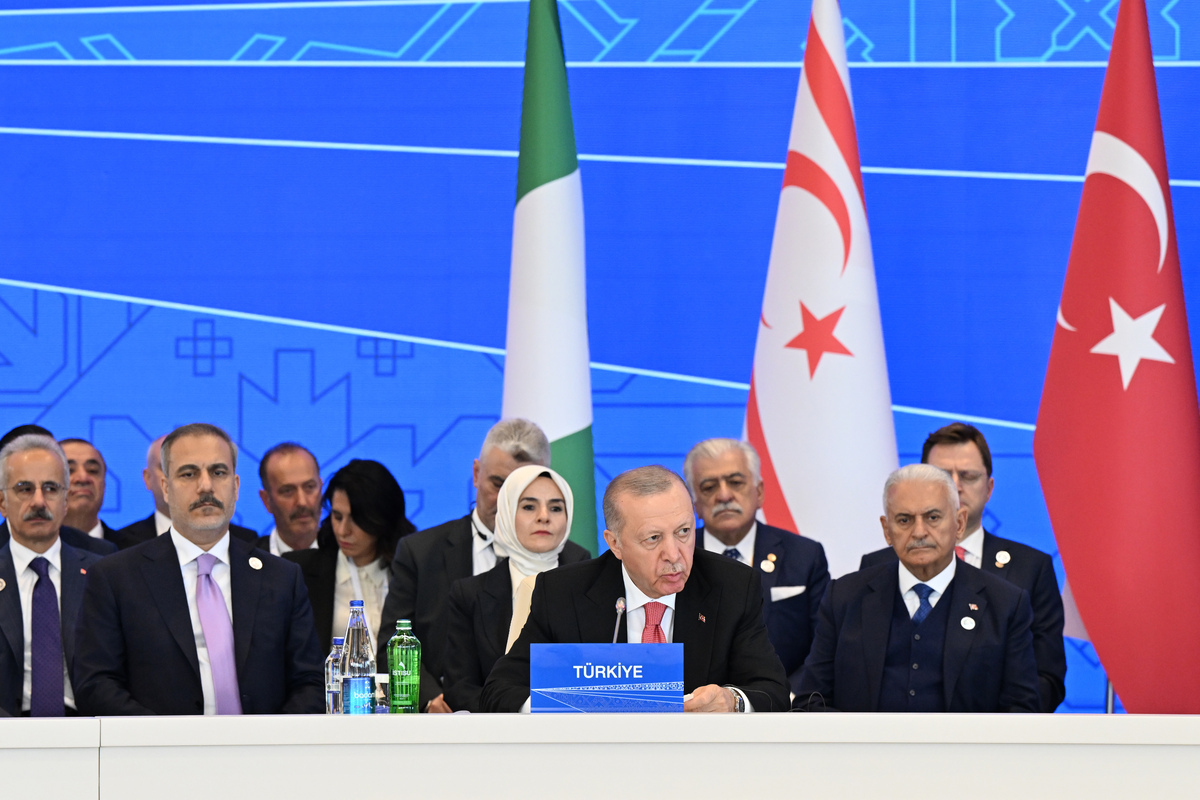 يحضر الرئيس التركي رجب طيب أردوغان (ص) ووزير الخارجية التركي هاكان فيان (ل) القمة السابعة عشر لمنظمة التعاون الاقتصادي في خاندي ، أذربيجان في 4 يوليو 2025 (TCCB - وكالة Anadolu)