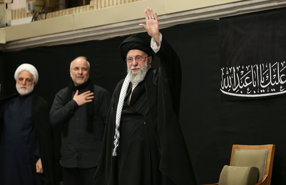 قام الزعيم الأعلى الإيراني آيات الله علي خامناي بأول ظهور علني له منذ الحرب مع إسرائيل من خلال حضور حفل عاشور في طهران ، إيران ، في 6 يوليو 2025 (الصحافة الزعيم الإيراني.