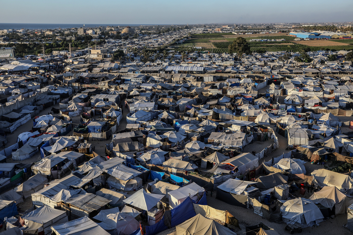 أجبرت الآلاف من العائلات الفلسطينية على الفرار إلى منطقة ماواسي في مدينة خان يونيس الجنوبية بسبب الهجمات الإسرائيلية التي استمرت أشهر على قطاع غزة بوسائل محدودة في 6 يوليو 2025.
