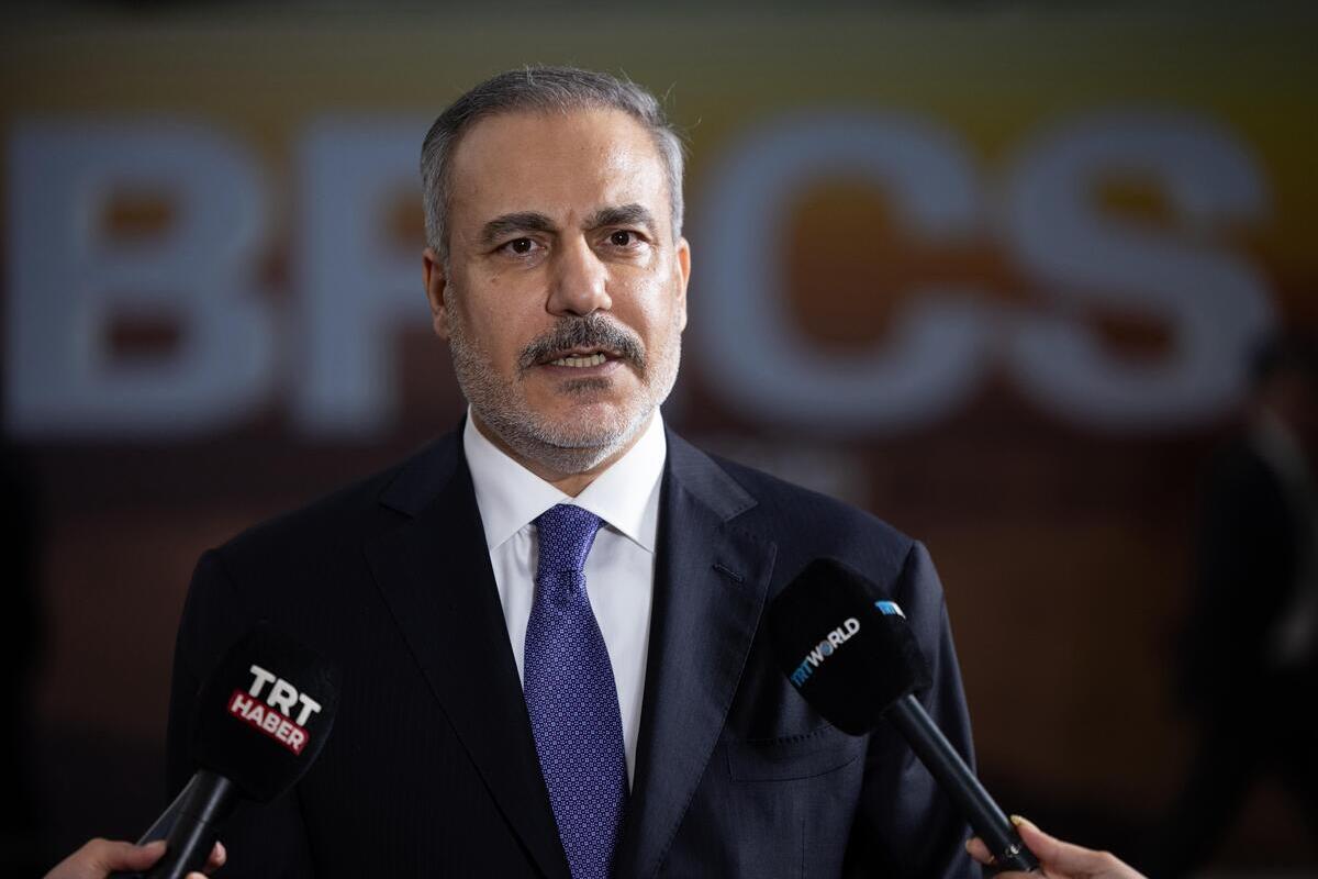 وزير الخارجية التركي هاكان فيان يتحدث إلى الصحافة خلال قمة بريكس في ريو دي جانيرو ، البرازيل في 8 يوليو 2025.