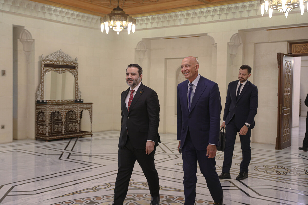 يرحب الرئيس السوري أحمد الشارا بسفير الولايات المتحدة في أنقرة ومبعوث خاص لسوريا توم باراك (ص) ووفده المصاحب في قصر الشعب في دمشق ، سوريا في 9 يوليو 2025.