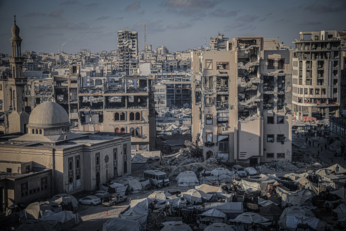 جنرال من المباني التي تضررت بشدة وعدد كبير من الخيام المؤقتة التي تشيد الفلسطينيين النازحين في مدينة غزة ، غزة ، في 9 يوليو 2025.