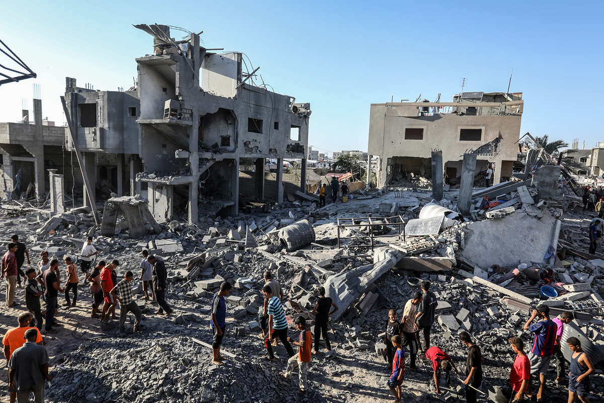 يتفقد الفلسطينيون المباني التالفة في أعقاب الهجمات الإسرائيلية في خان يونيس ، غزة في 9 يوليو 2025.
