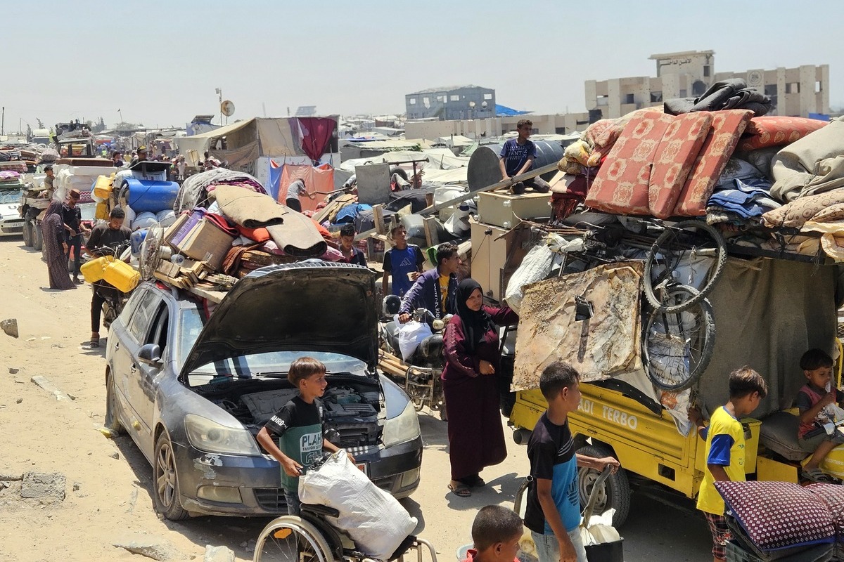 تبدأ العائلات الفلسطينية في الفرار مرة أخرى من الملاجئ بالقرب من منطقة ماواسي حيث يوسع الجيش الإسرائيلي هجومه الأرضي وتصل الدبابات جنوب غرب خان يونيس ، غزة ، بمناسبة أول نزوح لها منذ ما يقرب من عام ونصف ، في 10 يوليو 2025.