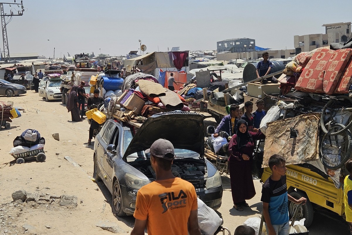 تبدأ العائلات الفلسطينية في الفرار مرة أخرى من الملاجئ بالقرب من منطقة ماواسي حيث يوسع الجيش الإسرائيلي هجومه الأرضي وتصل الدبابات جنوب غرب خان يونيس ، غزة ، بمناسبة أول نزوح لها منذ ما يقرب من عام ونصف ، في 10 يوليو 2025.