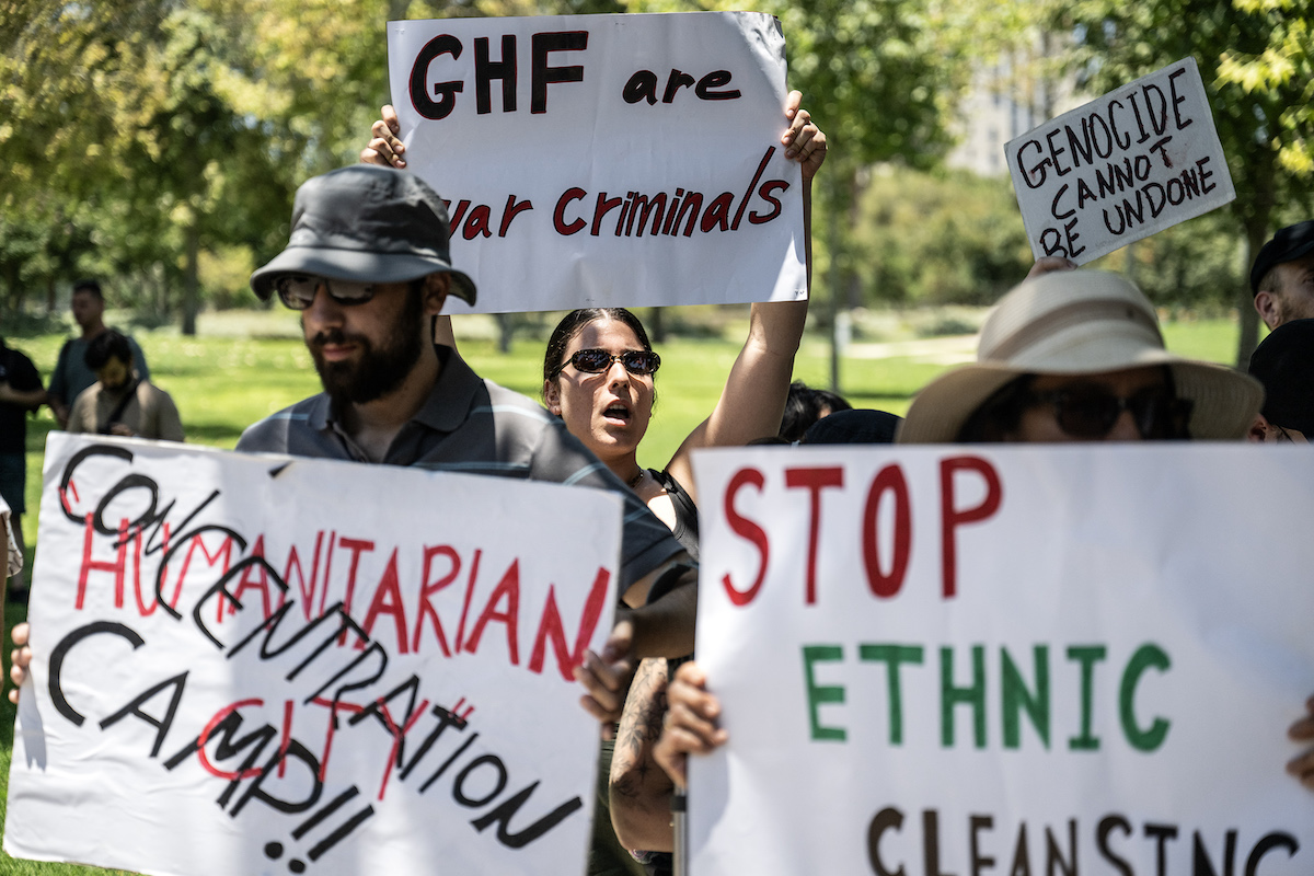 تجمع مجموعة من الناشطين اليهود ، الذين يحملون لافتات ، من أجل احتجاج ، ضد أنشطة مؤسسة غزة الإنسانية التي تقودها الولايات المتحدة الأمريكية (GHF) أمام القنصلية الأمريكية في القدس الغربية في 11 يوليو 2025.