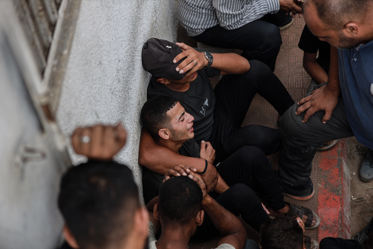 يحزن الأقارب على خسارتهم بعد أن قتل الهجوم الإسرائيلي الفلسطينيين عن طريق الغارات الجوية في مناطق مختلفة من قطاع غزة في 12 يوليو 2025.