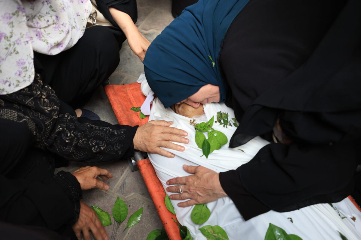 حداد الفلسطينيين على يوسف محمد الحضر ، الذي ولد بينما كانت والدته في سجن إسرائيلي ، بعد أن قُتل في هجوم إسرائيلي على منزله في حي الصابرا في قطاع غزة في 12 يوليو 2025.