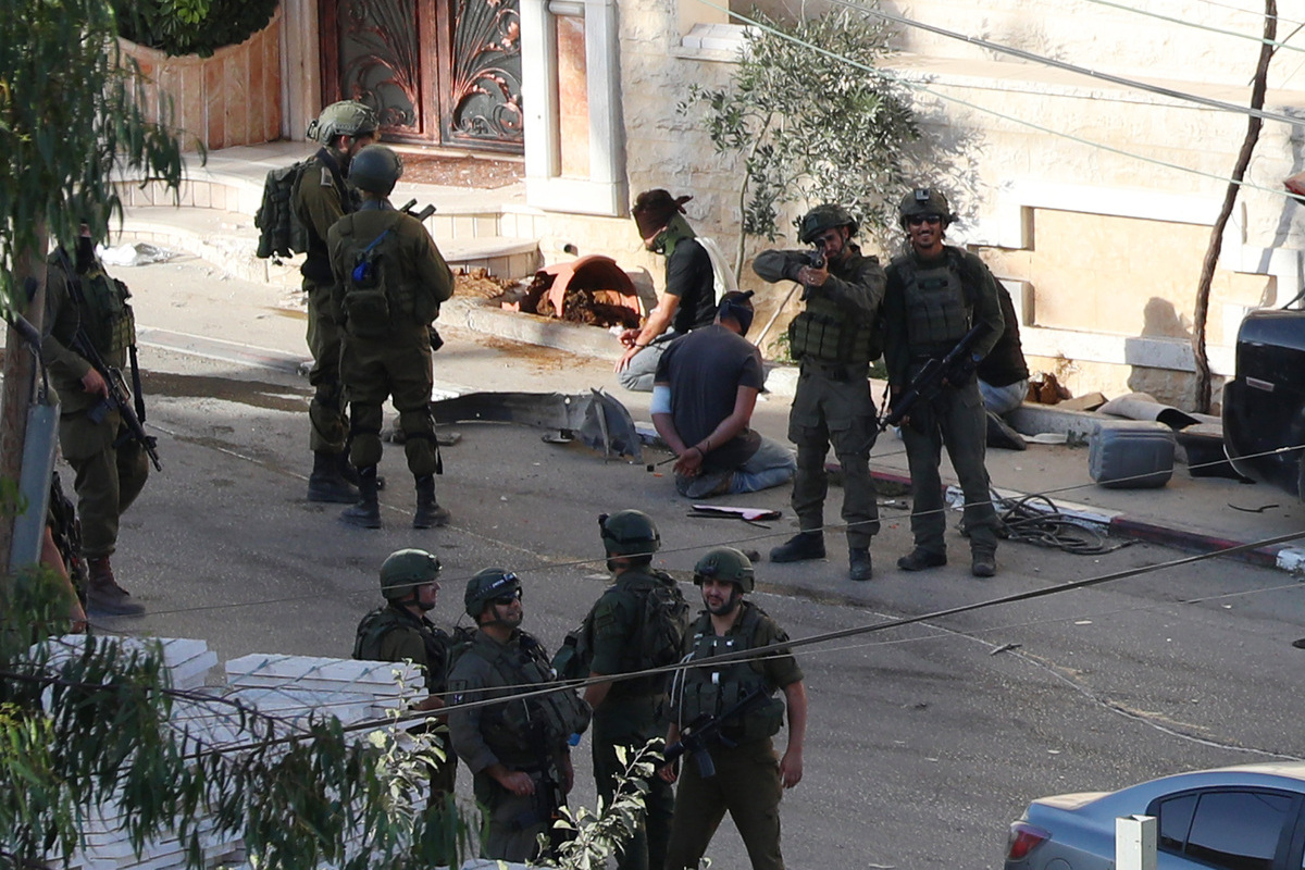 احتجز القوات الإسرائيلية ثلاثة فلسطينيين خلال غارة على هالهول ، الخليل ، الضفة الغربية في 12 يوليو 2025.
