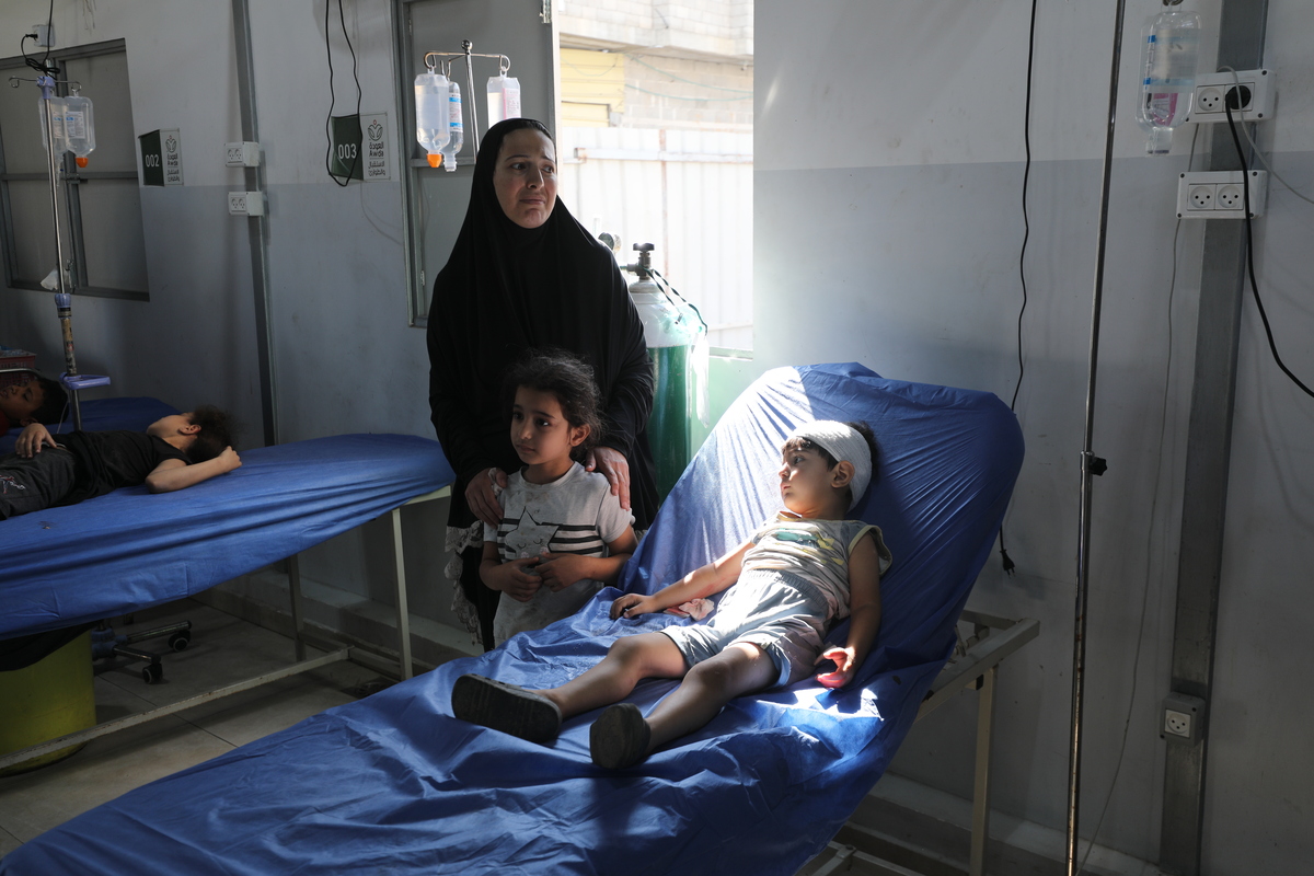 يتلقى الفلسطينيون علاجًا طبيًا في مستشفى ALDA بعد الهجوم الإسرائيلي الذي ضرب نقطة تعبئة المياه التي تخص الفلسطينيين النازحين في منطقة