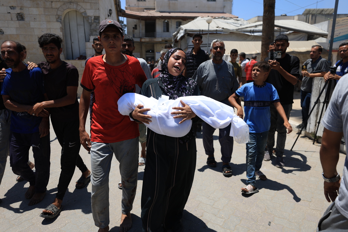 حداد الفلسطينيون على أقاربهم أولئك الذين فقدوا حياتهم في أعقاب الهجمات الإسرائيلية وهم يحضرون جثثًا إلى مستشفى الأهلي المعمداني لعملية الجنازة في مدينة غزة ، غزة في 13 يوليو 2025.
