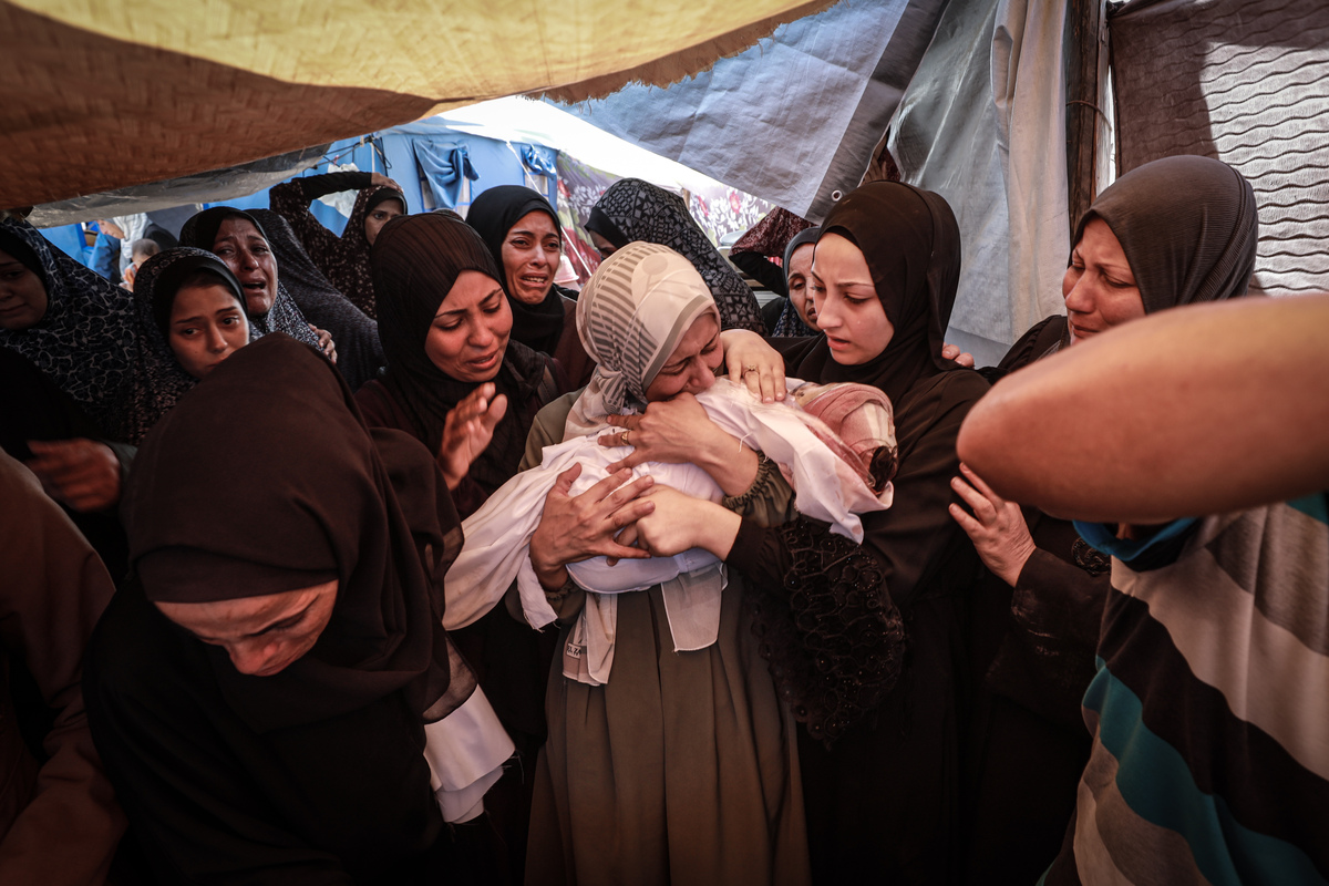 يتم إحضار جثث الفلسطينيين ، الذين قتلوا في غارة جوية إسرائيلية تستهدف منزل عائلة عزام في حي شيخ أكلين في قطاع غزة الجنوبي ، إلى مقبرة خاصة لدفنها في مدينة غزة ، غزة ، في 15 يوليو 2025.
