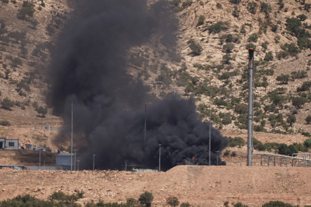 يرتفع الدخان من حقل نفط بعد هجوم بدون طيار محملة بالقنابل على حقل النفط في منطقة زاخو في مدينة دوهوك في العراق في 16 يوليو 2025.