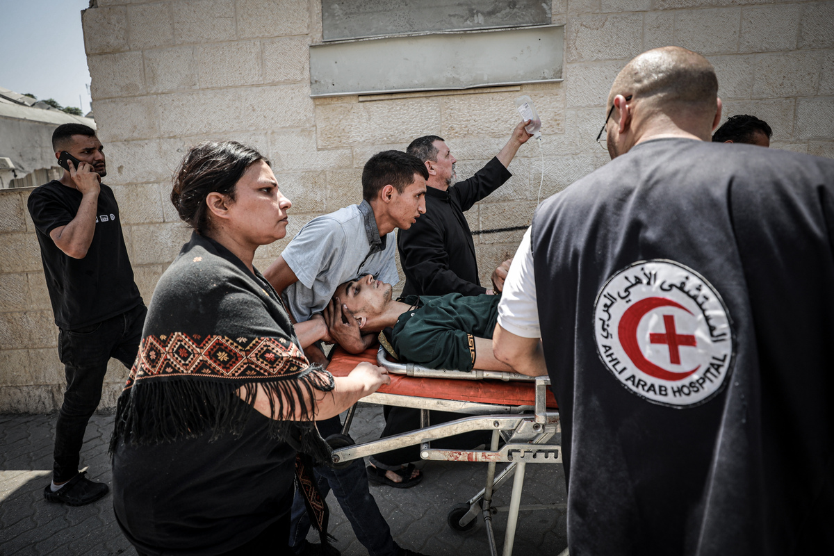يتم إحضار الفلسطينيين المصابين ، بمن فيهم الأب جبليل رومانيلي ، إلى مستشفى العميدي المعمدانيين بعد هجوم إسرائيلي استهدف كنيسة الأسرة المقدسة في مدينة غزة الشرقية ، غزة في 17 يوليو 2025.