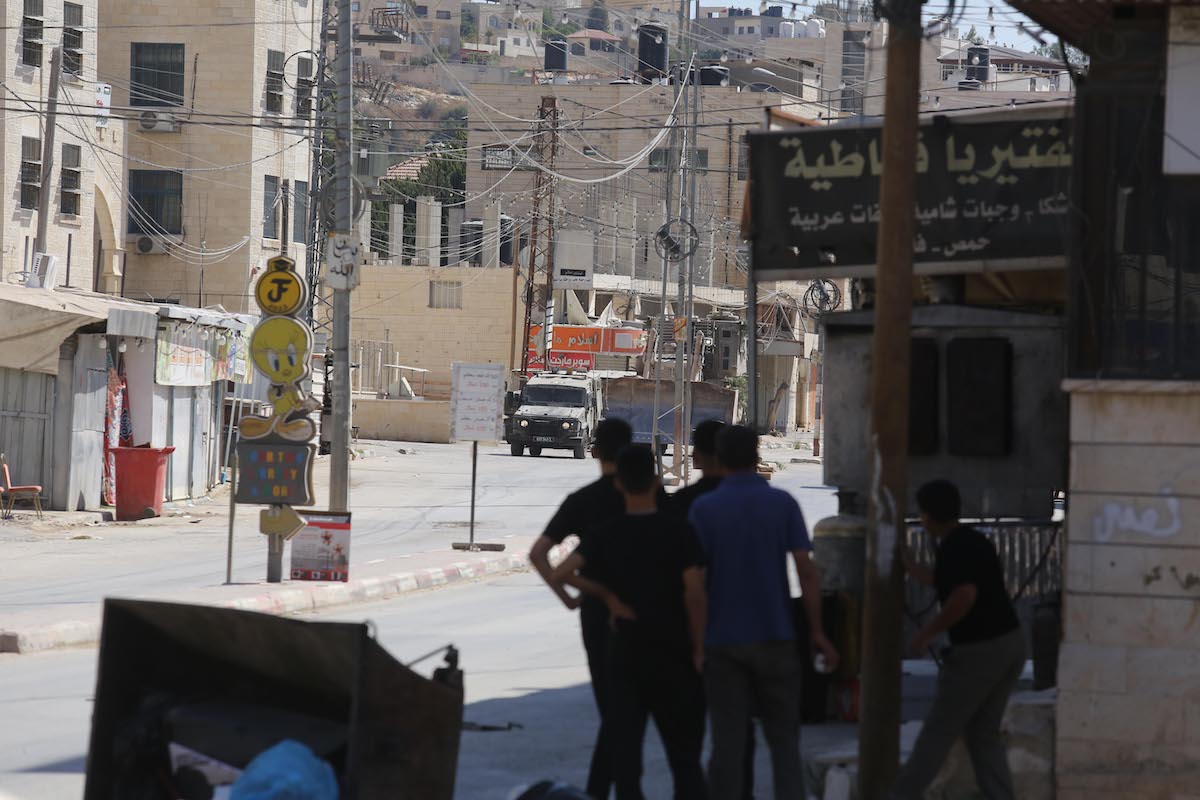 تدمر الجرافات الإسرائيلية المباني والبنية التحتية المملوكة للفلسطينيين في المدينة ، في حين أن المركبات العسكرية تقوم بدوريات في الشوارع خلال الغارات الإسرائيلية في جينين ومعسكرها اللاجئين في الجزء الشمالي من الضفة الغربية في 17 يوليو 2025.