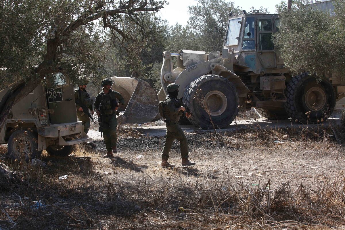 تدمر الجرافات الإسرائيلية المباني والبنية التحتية المملوكة للفلسطينيين في المدينة ، في حين أن المركبات العسكرية تقوم بدوريات في الشوارع خلال الغارات الإسرائيلية في جينين ومعسكرها اللاجئين في الجزء الشمالي من الضفة الغربية في 17 يوليو 2025.