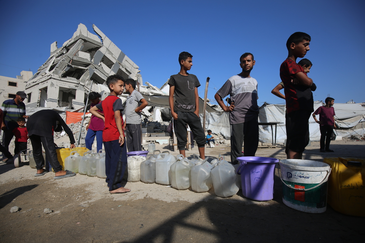 الفلسطينيون النازحون في مدينة غزة يملأون جيريكان من المياه التي تسلمها الناقلات لتلبية احتياجاتهم اليومية في 17 يوليو 2025.