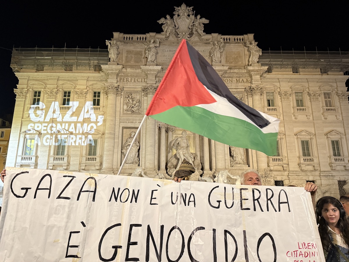 الناس ، الذين يحملون العلم الفلسطيني ، يتجمعون أمام فونتانا دي تريفي كأضواءها ، وهي جزء من معالم روما الأكثر شهرة ، تم إيقافها بالتضامن مع غزة في 18 يوليو 2025.
