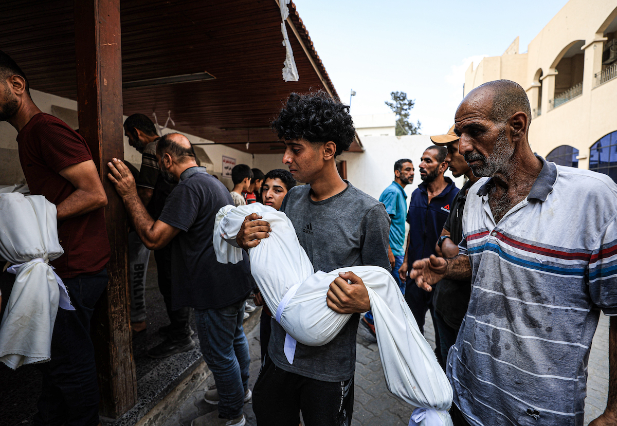 أقارب الفلسطينيين ، الذين فقدوا حياتهم في أعقاب الهجوم الإسرائيلي على خيام الفلسطينيين النازحين في منطقة النيفق ، يتم إحضار الجثث إلى مستشفى المعمدانيين المعمدانيين لعملية الجنازة في مدينة غزة ، غزة في 19 يوليو 2025.