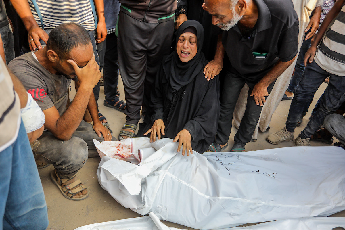 يتم إحضار جثث الفلسطينيين الذين قُتلوا في الغارة الجوية الإسرائيلية التي تستهدف المدنيين الذين ينتظرون المساعدة في نقطة توزيع المساعدات الأمريكية في الجزء الغربي من رفه ، إلى مستشفى ناصر في خان يونيس ، غزة في 19 يوليو 2025.