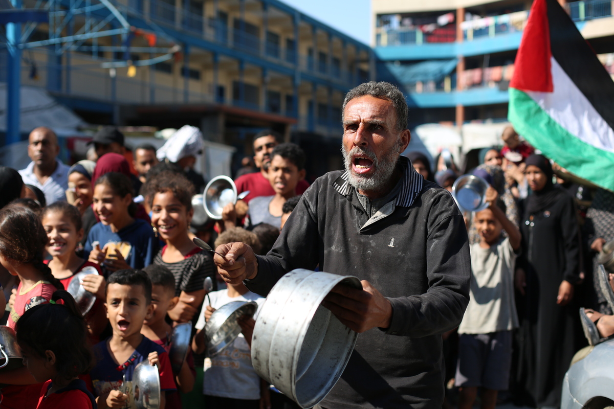 أجرى الفلسطينيون النازحون الذين يحملون المأوى في المدرسة المتوسطة للبنات التابعة للأونويا احتجاجًا على الجوع يدعو إلى نهاية فورية للهجمات المستمرة والتسليم العاجل للمساعدات الإنسانية في غزة ، في 20 يوليو 2025.