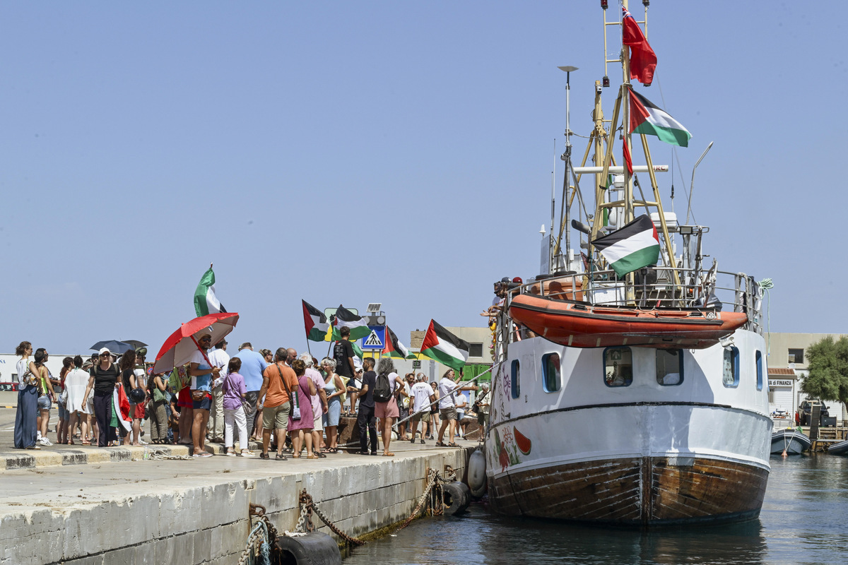 يغادر ائتلاف هانالا للحرية في ميناء جاليبولي للوصول إلى غزة لتقديم المساعدات الإنسانية وكسر الحصار الإسرائيلي ، في إيطاليا ، في 20 يوليو 2025. (فاليريا فيرارو - وكالة Anadolu)