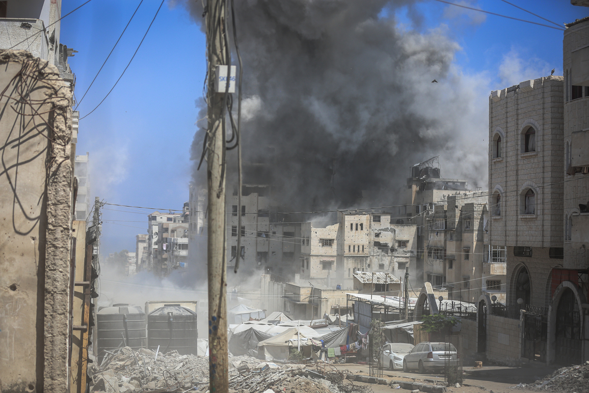 قام الآلاف من الفلسطينيين النازحين الذين تولىوا بإلغاء المبنى قبل وقت قصير من استهداف الطائرات الحربية الإسرائيلية بمبنى مهران الموجود في حي النصر في وسط غزة ، بعد مكالمة هاتفية تحذيرية من الجيش الإسرائيلي في مدينة غزة ، غزة في 21 يوليو 2025.
