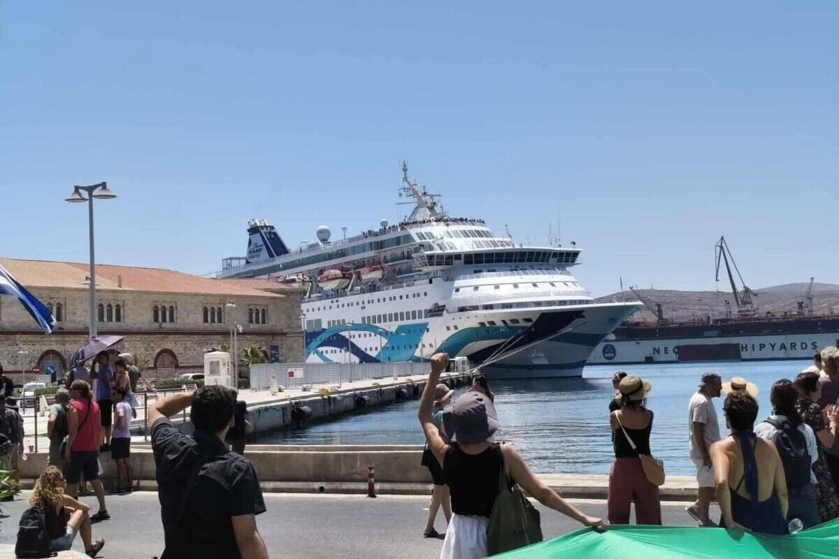مئات من المتظاهرين يمنعون سفينة سياحية إسرائيلية في الميناء في سيروس ، اليونان ، في 22 يوليو 2025. (وكالة سترينجر - Anadolu)