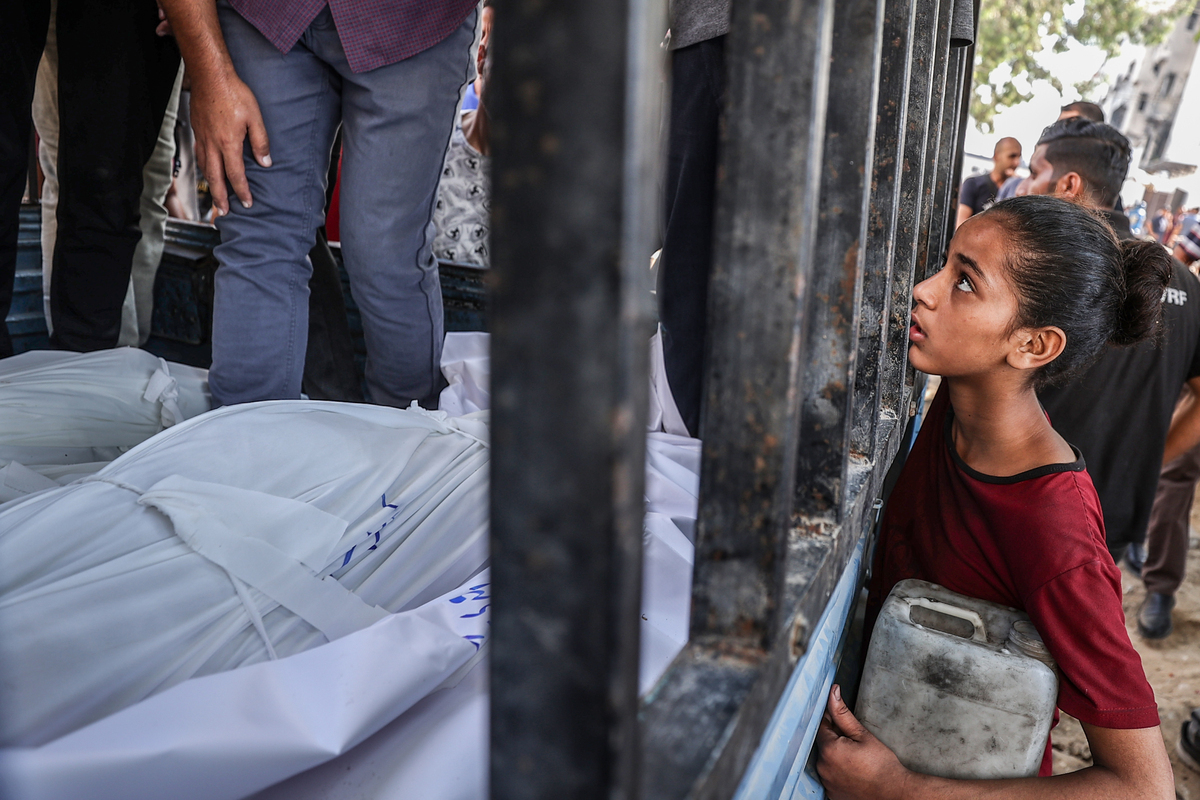 يتم إحضار جثث الفلسطينيين إلى مستشفى الشيفا بعد أن زعمت غارة الجوية الإسرائيلية حياة فلسطينية في غزة في 23 يوليو 2025. (علي جاد الله - وكالة Anadolu)