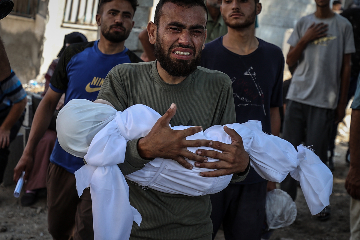تم إحضار جثث الفلسطينيين إلى مستشفى الشيفا بعد أن زعمت غارة الجوية الإسرائيلية حياة فلسطينية في غزة في 23 يوليو 2025. (علي جاد الله - وكالة Anadolu)