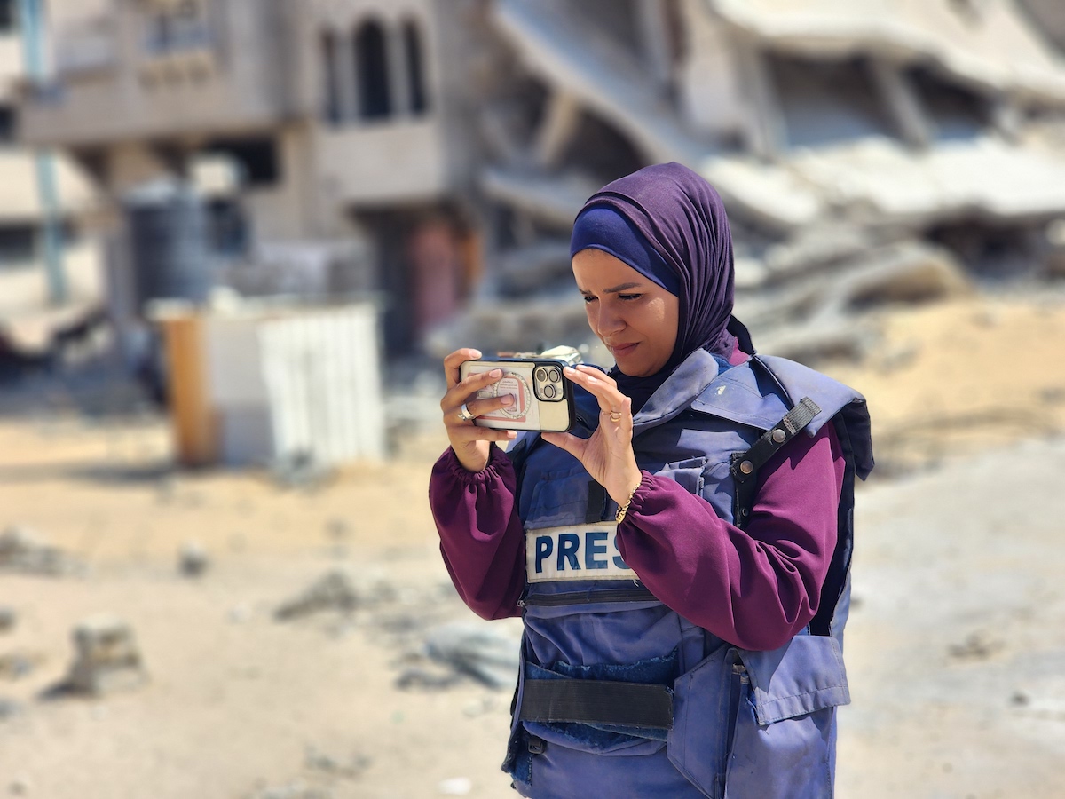 يسعى صحفي وكالة Anadolu ، Doaa Albaz ، الذي أطلق إضرابًا عن الجوع إلى جانب العديد من الزملاء ، إلى الإبلاغ عن الوضع في غزة وضمان سماع أصوات المتضررين في جميع أنحاء العالم ، في غزة ، في 24 يوليو 2025 (هاني الشعير - وكالة Anadolu)