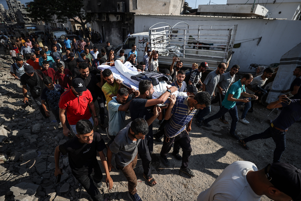 يتم إحضار مجموعة من الصحفي الفلسطيني أديم أبو خارابيد ، الذي قُتل في هجوم إسرائيلي يستهدف خيمة في معسكر يارموك ، إلى مستشفى الشيفا في مدينة غزة ، غزة في 25 يوليو 2025.