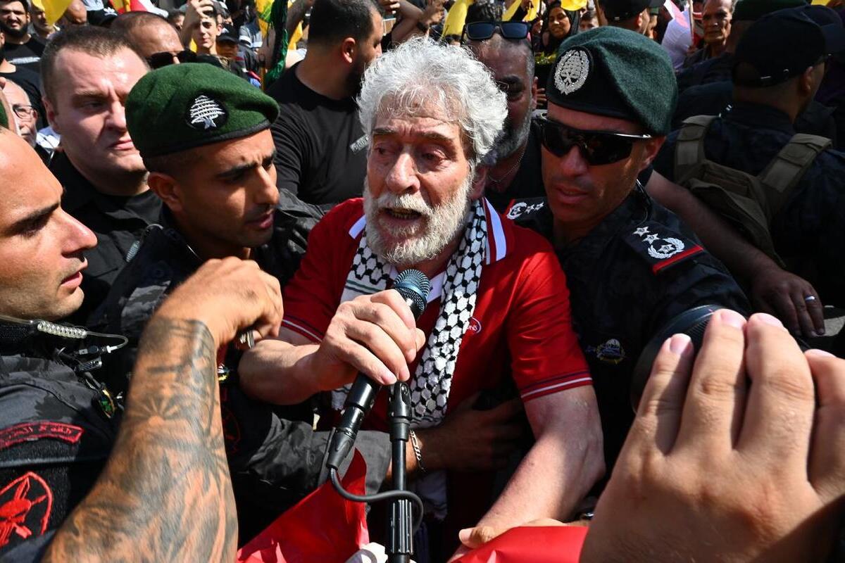 يصل الناشط اللبناني جورج إبراهيم عبد الله (ج) إلى بيروت بعد أن أمضى 41 عامًا في السجون الفرنسية ، بعد إدانته في الثمانينات بسبب اغتيال دبلوماسي إسرائيلي ودبلوماسي أمريكي ومتعلق بامتلاك الأسلحة غير القانونية ، في 25 يوليو 2025 ، في لبنان. (Houssam Shbaro - ANADOLU Agency)
