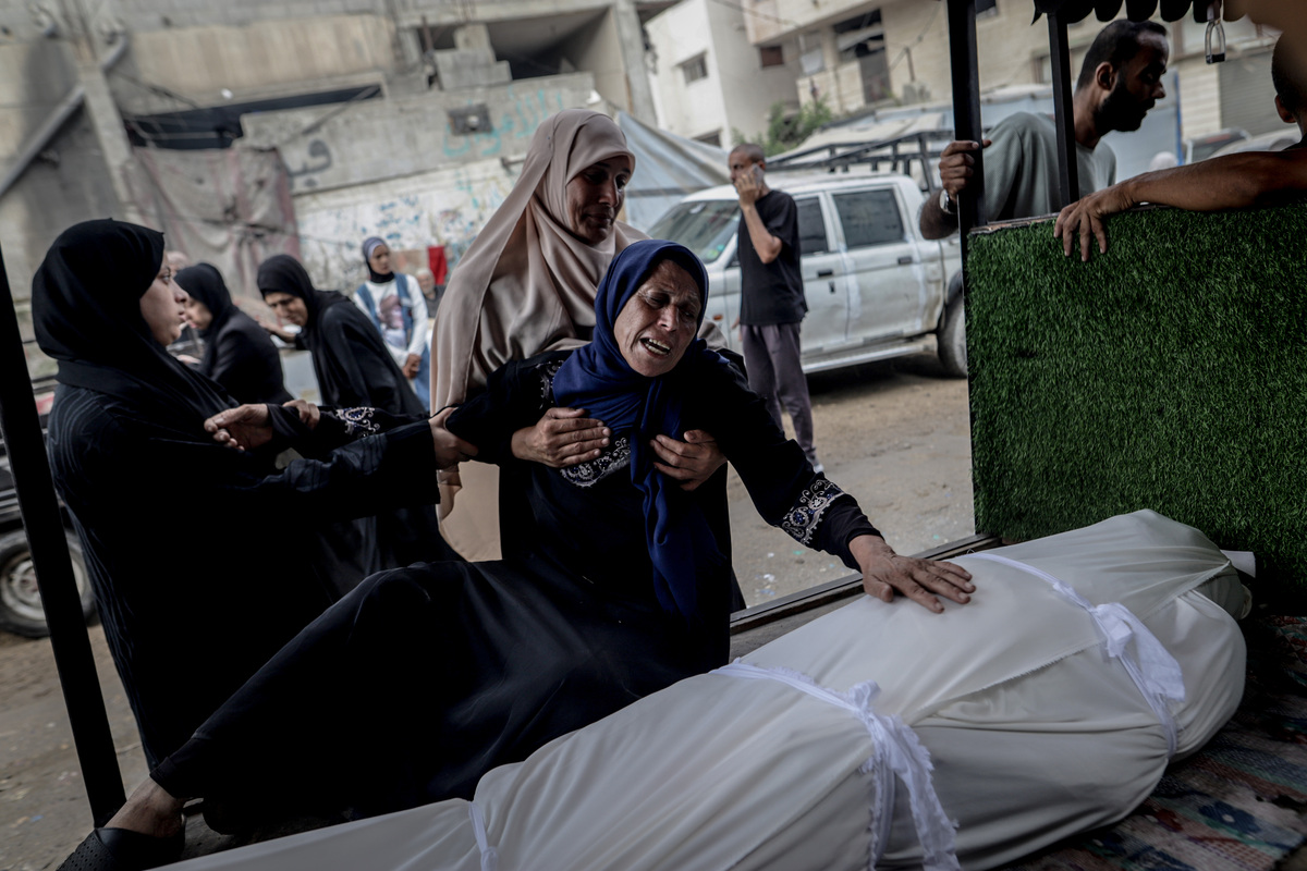 أقارب الفلسطينيين ، الذين فقدوا حياتهم بعد الهجوم الإسرائيلي على أشخاص تجمعوا في منطقة زكيم لتلقي المساعدة ، يتم إحضار الجثث إلى مستشفى الشيفا في مدينة غزة ، غزة في 26 يوليو 2025.