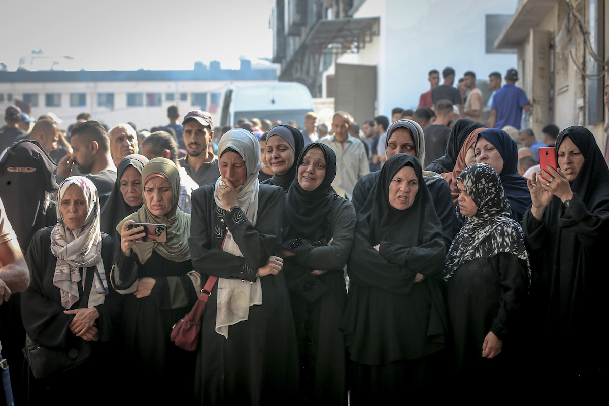 يتم إحضار جثث الفلسطينيين ، الذين فقدوا حياتهم بعد الهجوم الإسرائيلي في حي Er-Rimal ، إلى مستشفى الشيفا من قبل أقاربهم لعملية الجنازة في مدينة غزة ، غزة في 27 يوليو 2025.