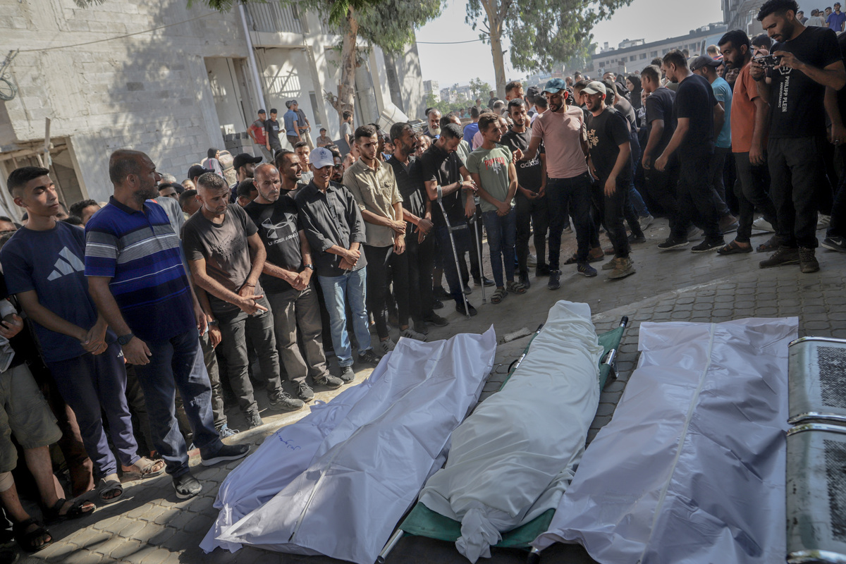 يتم إحضار جثث الفلسطينيين ، الذين فقدوا حياتهم بعد الهجوم الإسرائيلي في حي Er-Rimal ، إلى مستشفى الشيفا من قبل أقاربهم لعملية الجنازة في مدينة غزة ، غزة في 27 يوليو 2025.