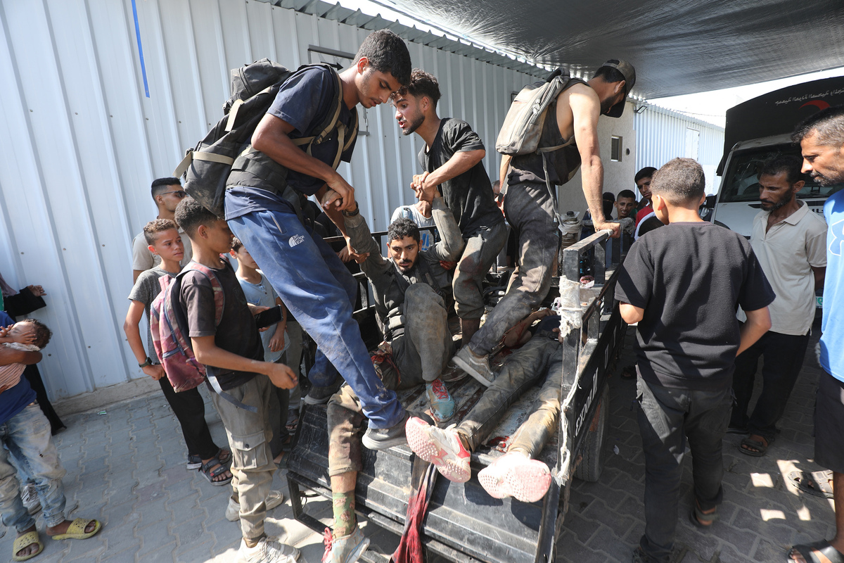 يتم إحضار الفلسطينيين القتلى والجرحى إلى مستشفى العدة في المنطقة بعد أن استهدف الجيش الإسرائيلي الفلسطينيين الذين ينتظرون المساعدات الإنسانية في معسكر اللاجئين في نوسائر في قطاع غزة الوسطى في 28 يوليو 2025.