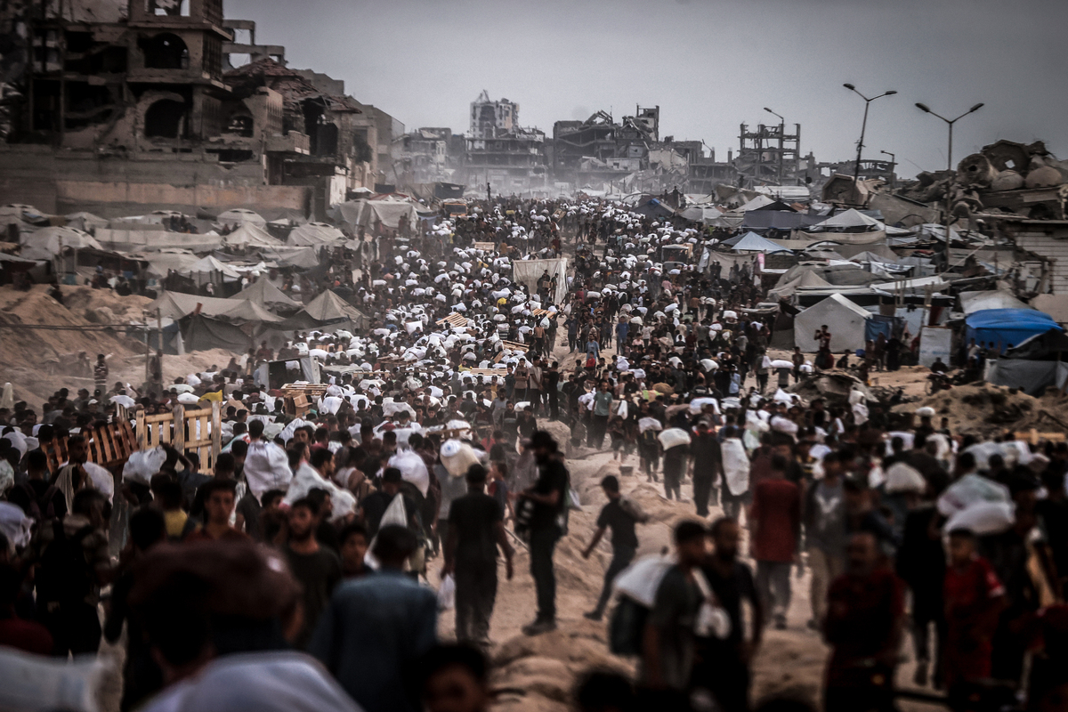 يتجمع الفلسطينيون عند نقطة توزيع المساعدات بالقرب من معبر حدود زيكيم في محاولة يائسة لتلقي إمدادات الدقيق المحدودة في مدينة غزة ، غزة ، في 29 يوليو 2025 (علي جاد الله - وكالة Anadolu)