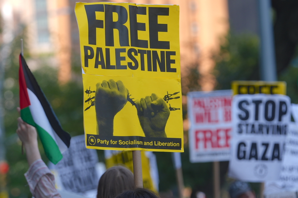 يستمر النشطاء المؤيدون للفلسطينيين في التجمع خارج الأمم المتحدة (الأمم المتحدة) والمهمة الدائمة للمملكة العربية السعودية إلى الأمم المتحدة ، خلال مؤتمر الأمم المتحدة حول فلسطين للمطالبة 